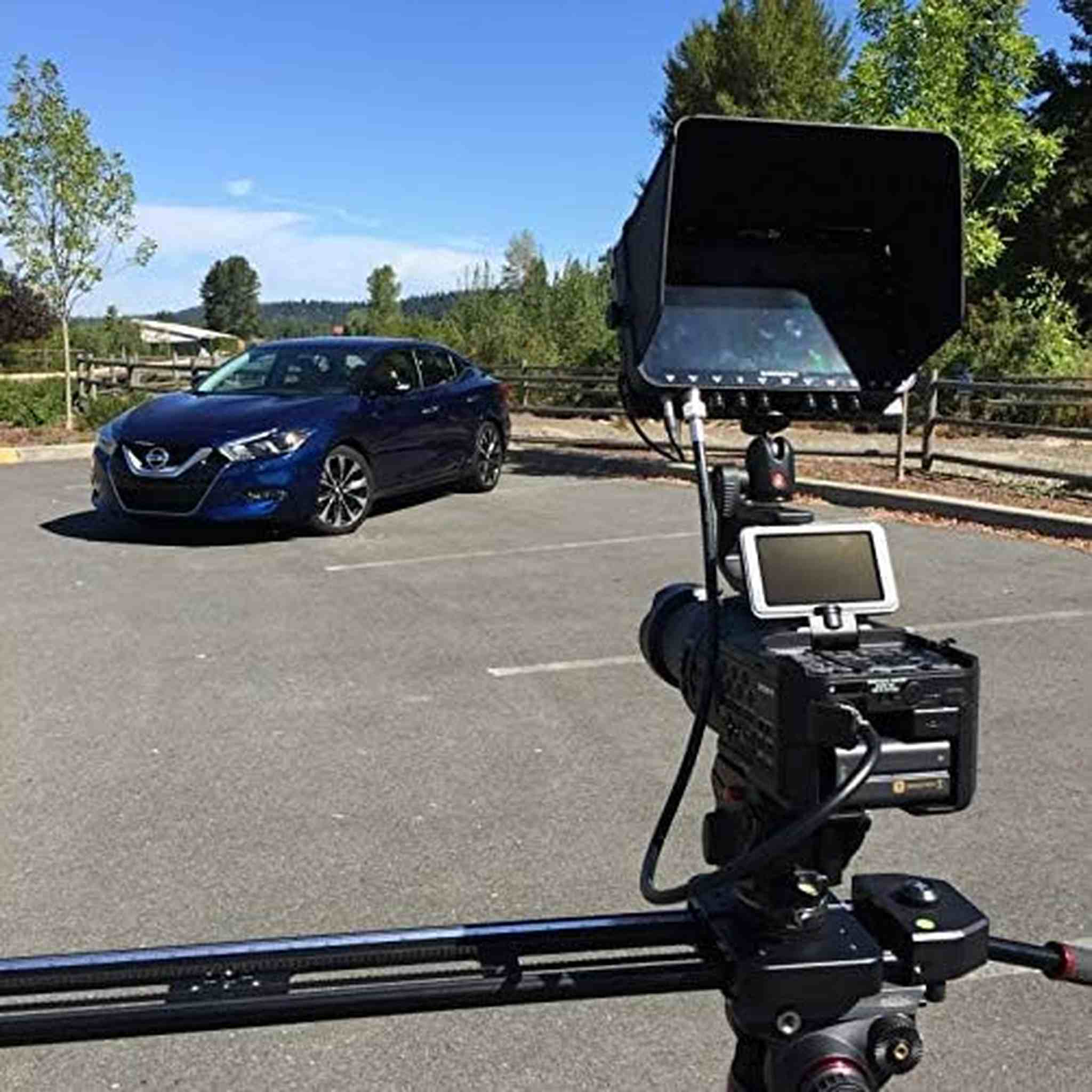 Sony NEX-FS700R Super 35 Camcorder Body Only Accessory Bundle with Memory Card Kit, Carrying Case, 7" Monitor, Condenser Mic, Stereo Headphones Bundle Sony