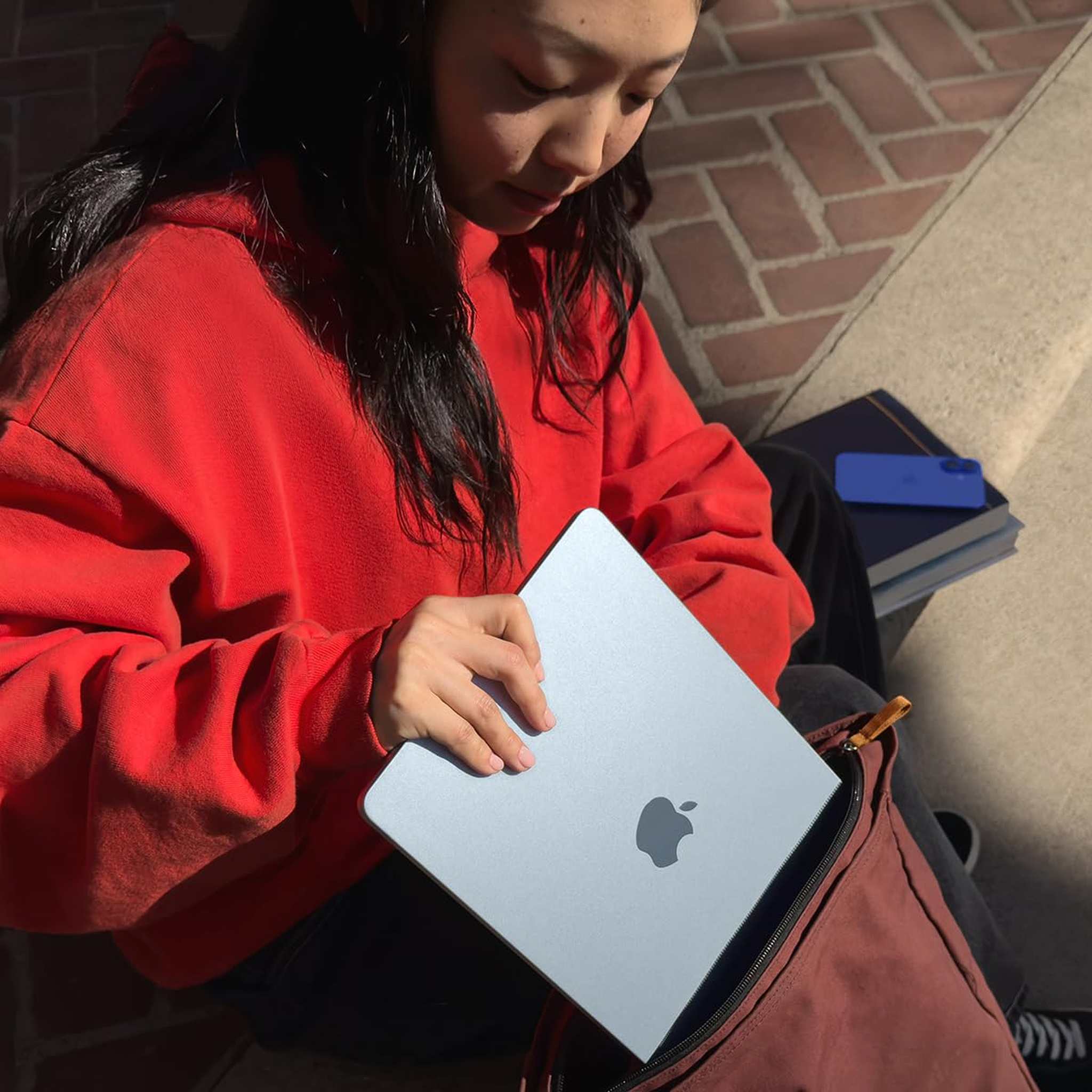Apple 2025 MacBook Air 13-inch Laptop with M4 chip: Built for Apple Intelligence, 13.6-inch Liquid Retina Display, 16GB Unified Memory, 512GB SSD Storage, 12MP Center Stage Camera, Touch ID; Starlight Apple